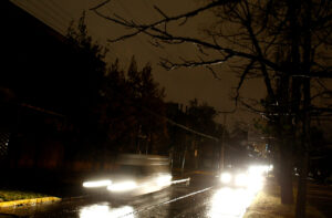 Cortes de luz afectan a sectores de Santiago a causa de la lluvia
