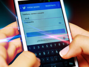 Polémica en proyecto de garantías a la niñez: ¿Podrán los padres revisar las redes sociales de sus hijos?