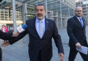 La dura discusión tuitera entre Andrónico Luksic y Pablo Schwarz por DD.HH. y Sename