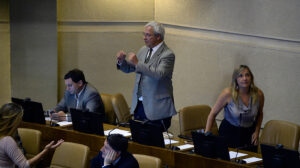 Directo al Partido Socialista: la broma a viva voz del diputado Urrutia en el Congreso