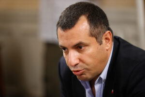 Hasbún (UDI) se cuadra con Carabineros y acusa 