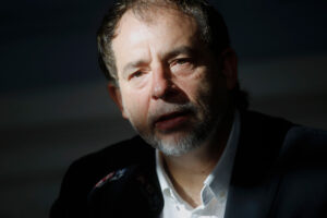 VIDEO | Senador Guido Girardi es increpado duramente por un pasajero en avión