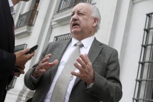 Teillier coquetea con la DC y destaca posible pacto: 