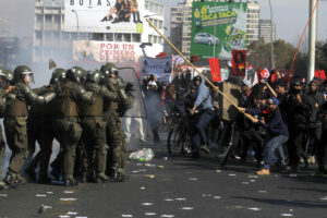 Día del Trabajador: Incidentes aislados empañan marcha de disidentes de la CUT