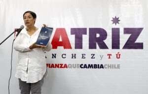 Beatriz Sánchez presenta su “hoja de ruta” que incluye reforma tributaria, fin al CAE y a las AFP