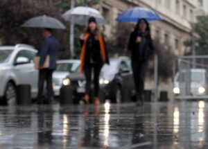 Así es el sistema frontal que promete lluvias y vientos intensos para 10 regiones del país