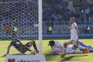 VIDEO | El gol de Lorenzetti con complicidad de Miguel Pinto que no pasó colado en el Monumental