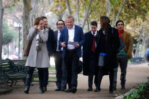 FOTO | Impresentable agresión con piedras a Felipe Kast en acto de campaña en Providencia