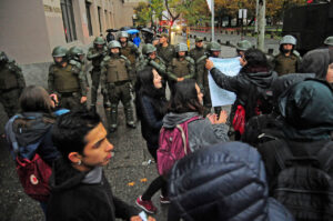 Estudiantes protagonizan toma de ingreso a oficinas de Carabineros