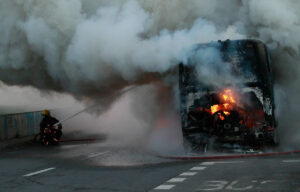 FOTOS | Bus de pasajeros se incendia en plena vía pública en Santiago