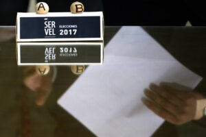 Servel realizó sorteo para establecer orden de las papeletas en las primarias presidenciales