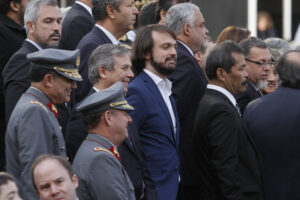 El gesto del alcalde Jorge Sharp con el guardia que falleció hace un año y que no pasó desapercibido en Valparaíso