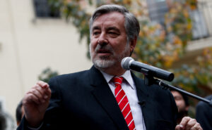 Guillier se enfurece con reportera de Mega e intenta darle clases de periodismo