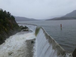 VIDEOS | Onemi ordena evacuación total en cercanías de río Limarí por desborde de embalse Recoleta
