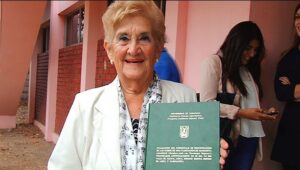 Aplausos: chilena de 90 años defendió su tesis y tendrá su tercer título