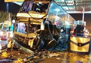 Accidente de bus contra peaje dejó un saldo de tres muertos y once heridos en Ruta 5 Sur