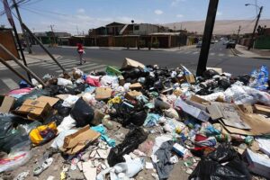 FOTO | La asquerosa postal que dejó el fin de semana largo en las costas de Arica