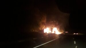 Carabineros investiga ataque que dejó tres camiones incendiados en La Araucanía