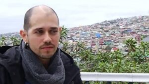 A dos años del ataque, Rodrigo Avilés participa en marcha en Santiago