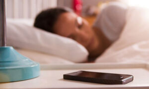 Investigadores logran relacionar el insomnio con la presencia de celulares cerca de la cama