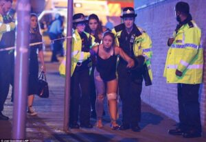 VIDEOS | Confirman 19 víctimas fatales tras explosiones en recital de Ariana Grande en Manchester