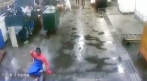 VIDEO | Repudiable ataque xenófobo contra trabajador haitiano en terminal pesquero