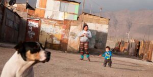 Estudio: solo un 17% de los chilenos cree que la pobreza es una profunda vulneración a los DD.HH.