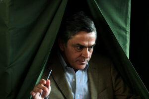 FOTO | Luis Larraín hace realidad la peor pesadilla de Longueria y la UDI: Jaime Guzmán en una bandera gay