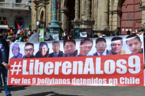 VIDEO | Bolivianos marchan para pedir liberación de funcionarios detenidos por contrabando en Chile