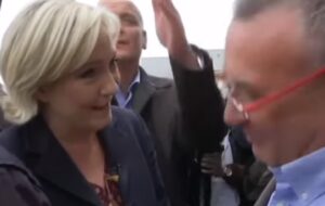 VIDEO | A días de la segunda vuelta francesa, lanzan huevos a candidata de extrema derecha Le Pen