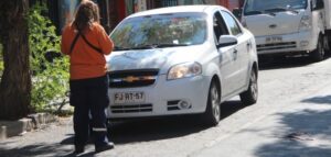 Justicia ordena a empresa de parquímetros de Recoleta devolver los cobros a los usuarios