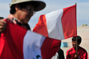 Rechazo a inmigrantes peruanos es más grande en población con menos escolaridad