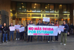 FOTOS | Estudiantes se encadenan a casa matriz de BancoEstado: piden fin al CAE