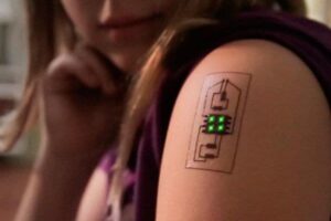 Crean tatuajes capaces de monitorear las emociones y hacer perfiles sicológicos
