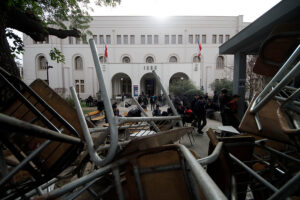 Estudiantes se tomaron el Internado Nacional Barros Arana