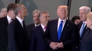 VIDEO | Otra vez Trump: Le dio feo empujón al primer ministro de Montenegro