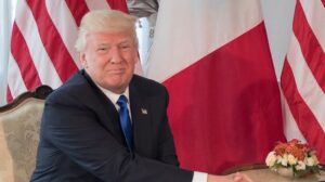 VIDEO | El incómodo apretón de manos entre Trump y Macron