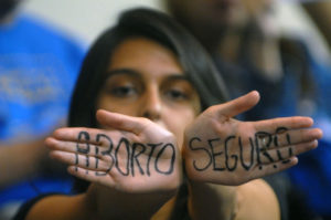 Ley de despenalización del aborto en jaque tras caso de niña de 13 años violada en Chiloé