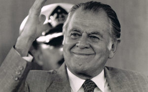 Así debiera ser la estatua del ex Presidente Patricio Aylwin que se instalará en la Plaza de la Ciudadanía