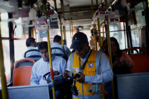 Por qué los torniquetes en buses del Transantiago no van a disminuir la evasión