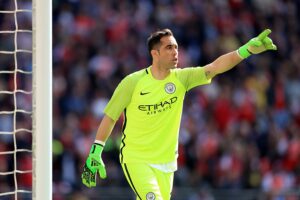 Fútbol europeo se prepara para el reencuentro entre Claudio Bravo y Marcelo Bielsa