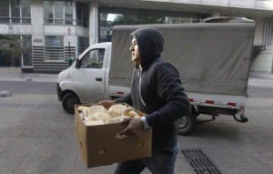 Chile es el país donde más se trabaja y menos se gana de la OCDE