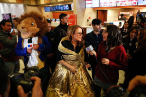 Cathy Barriga entrega pensión municipal a fiscalizadora del Transantiago atropellada