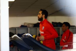 Claudio Bravo queda fuera del debut en la Copa Confederaciones