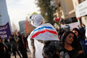 FOTOS | Estudiantes queman muñeco de Bachelet en plena Cuenta Pública