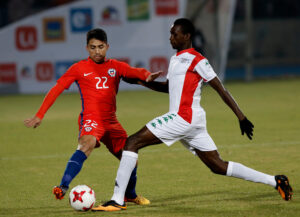 VIDEO | La tremenda patada a Edson Puch fue lo más destacado de Burkina Faso ante Chile