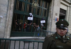 FOTOS | Estudiantes llegan hasta el Ministerio de Educación para protestar contra el Gobierno