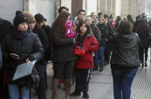 Insólito: padres y apoderados hicieron fila durante toda la noche para conseguir matrícula en colegio de Santiago