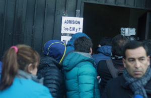 Suma y sigue: apoderados hicieron fila toda la noche para tener matrícula en colegio de Recoleta