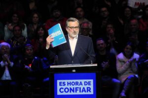 Alejandro Guillier promete continuar las reformas impulsadas por Michelle Bachelet si ganas las elecciones